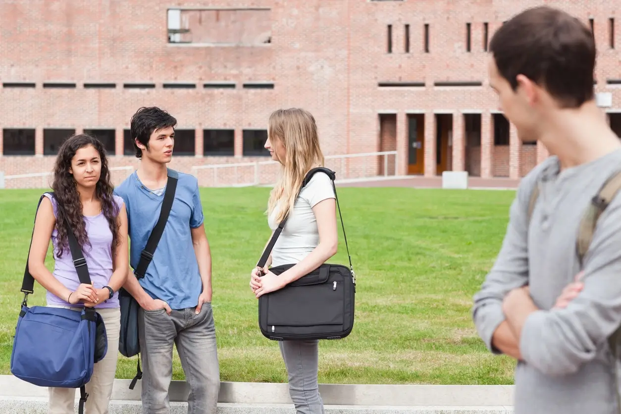 Etudiants devant le CROUS de Bordeaux