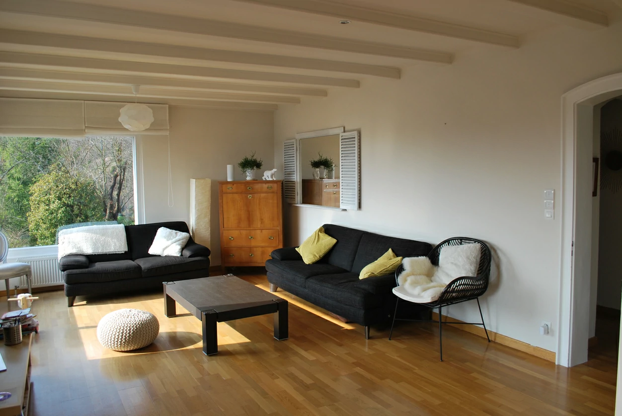 Intérieur d'une chambre avec des mobiliers modernes et une vue sur l'extérieur.