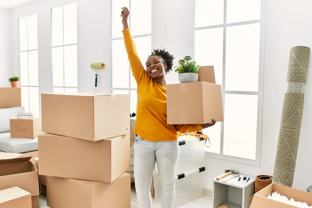 Etudiante heureuse d'intégrer son logement étudiant à Clermont-Ferrand
