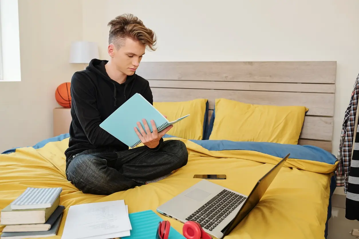 Etudiant dans son studio CROUS à Villeurbanne