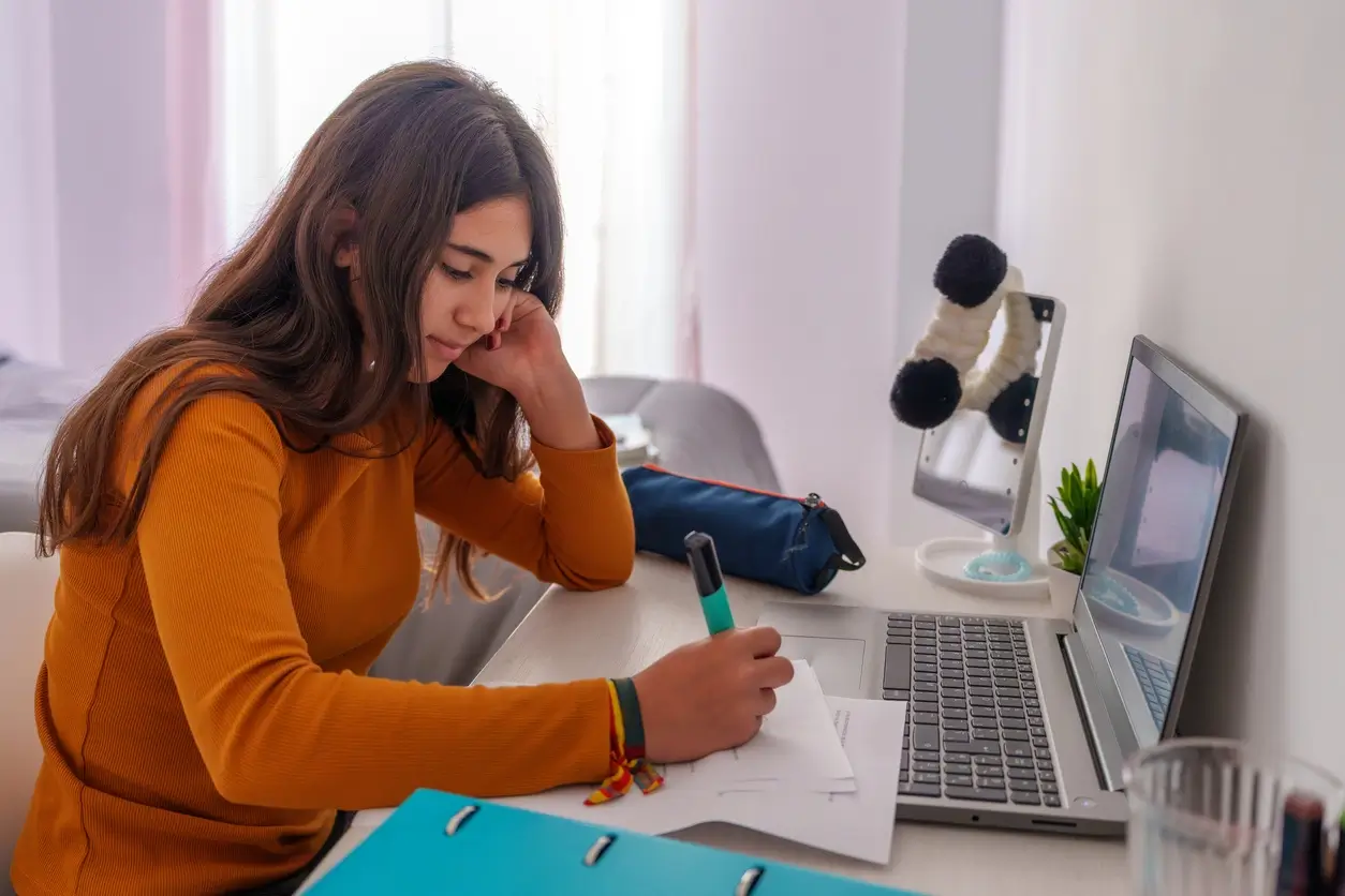 Etudiant dans son studio CROUS d'Angers