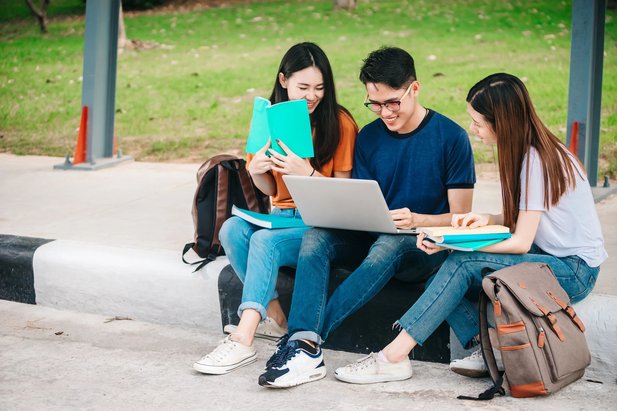 Etudiants devant leur FJT à Clermont-Ferrand