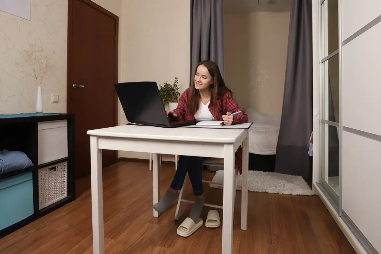 Etudiante dans son appartement étudiant à Lyon 3