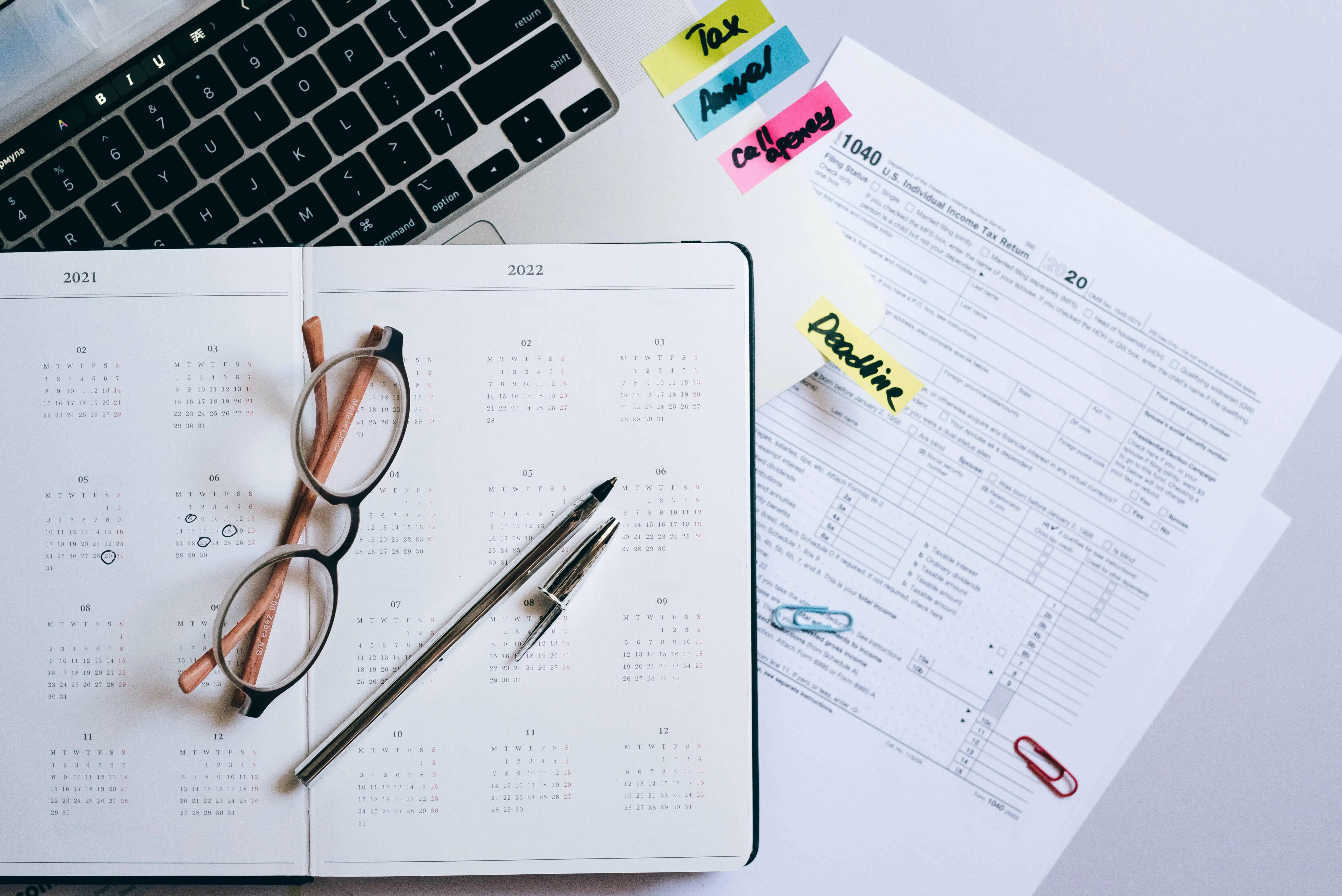 Documents, lunettes, stylo et clavier d'ordinateur portable