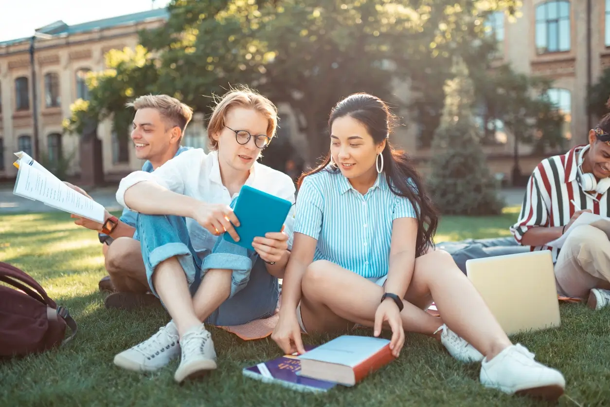 Etudiants devant le FJT de Cergy