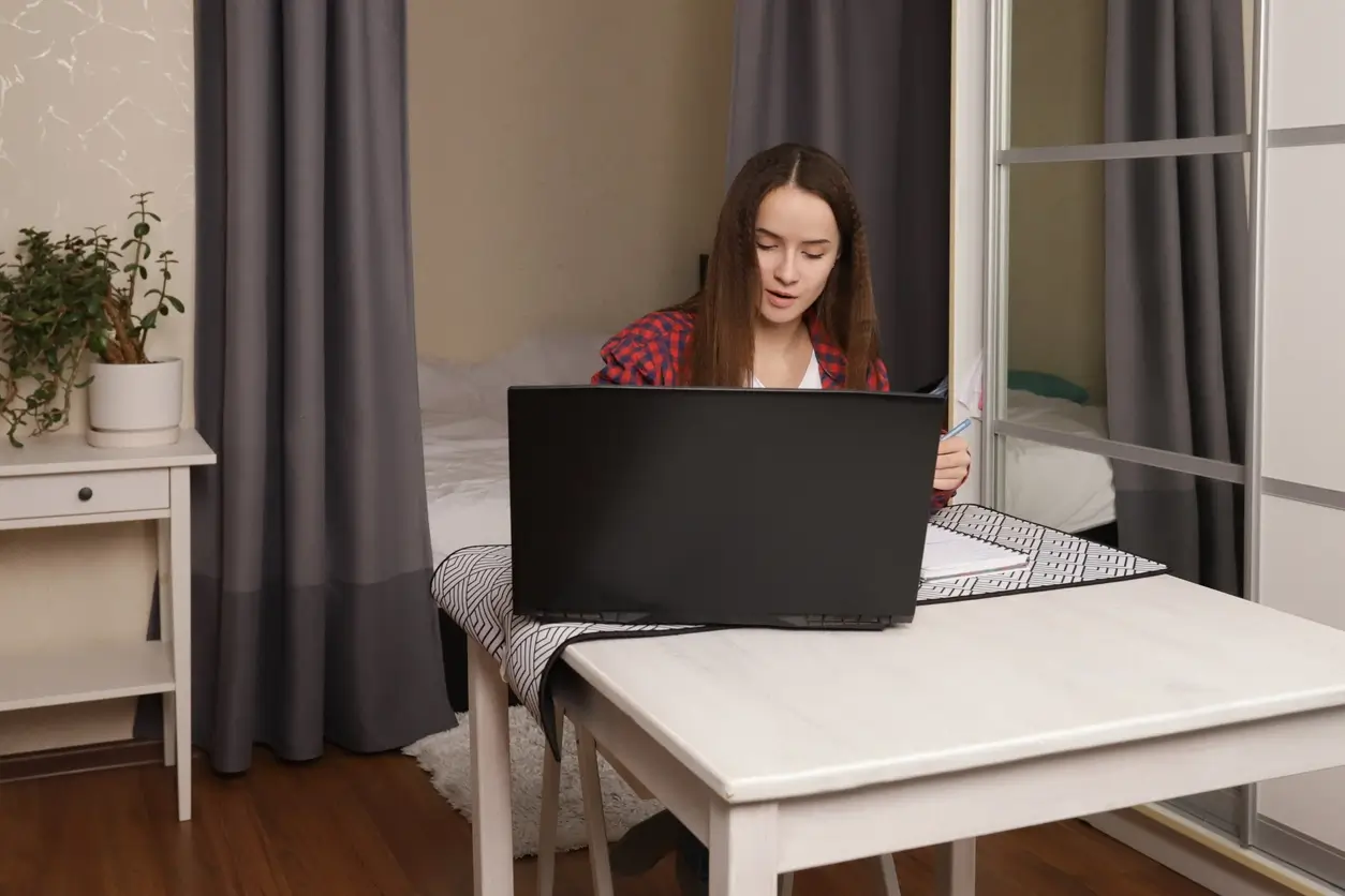 Etudiante dans son appartement étudiant à Lyon 4