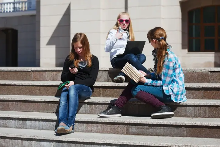 Etudiants devant le FJT de Nevers
