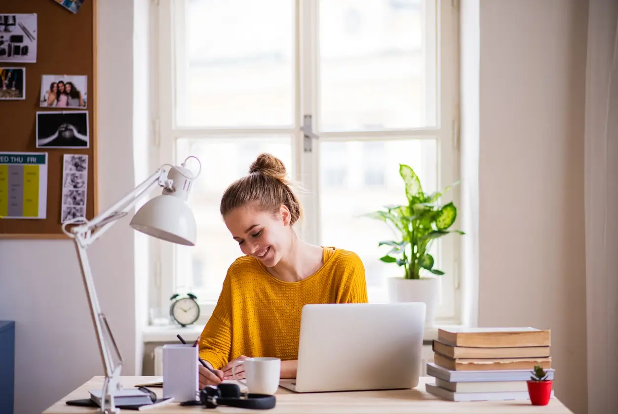 Etudiante révisant dans son studio en résidence étudiante à Meaux