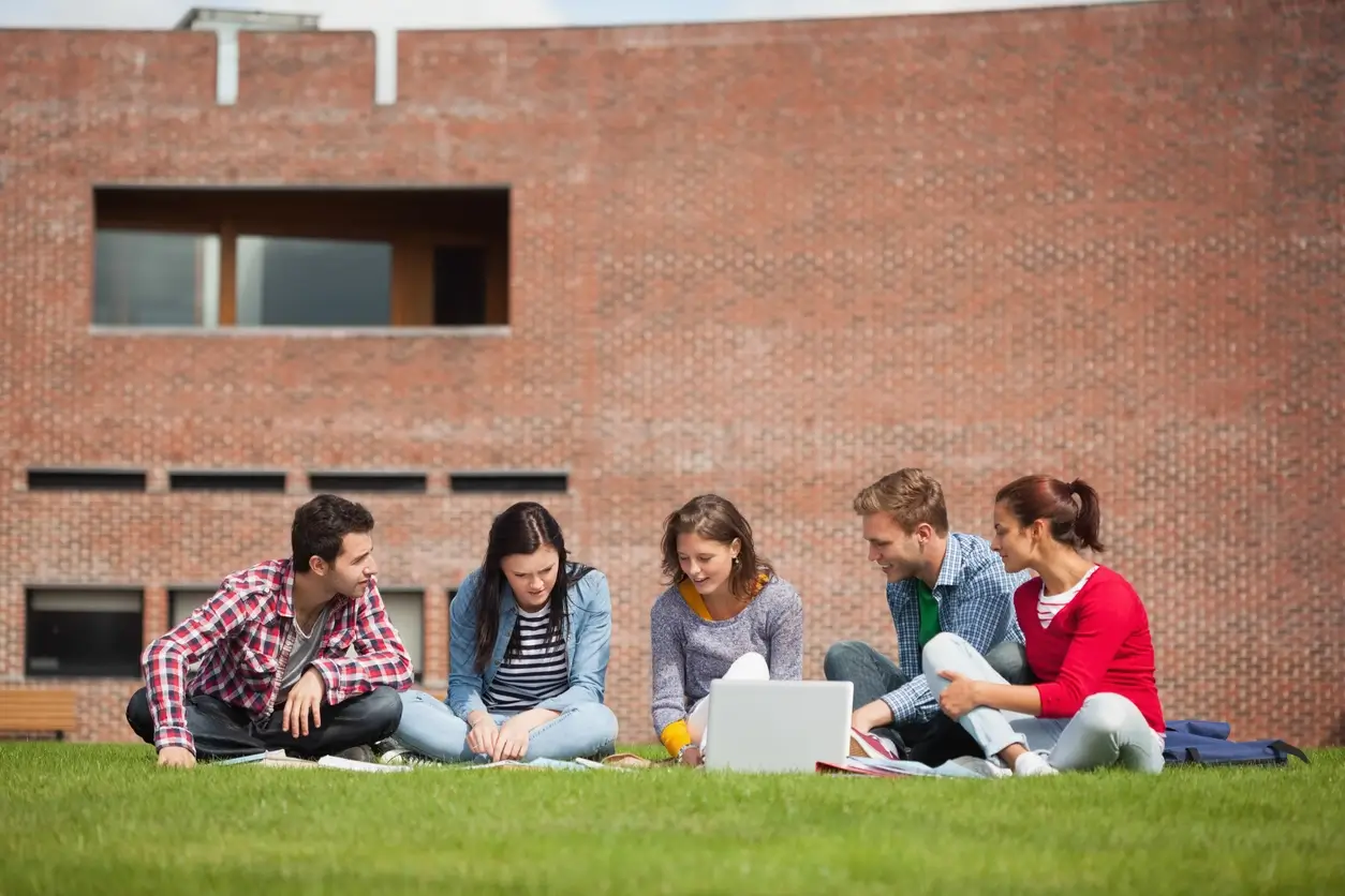 Etudiants devant le CROUS de Poitiers