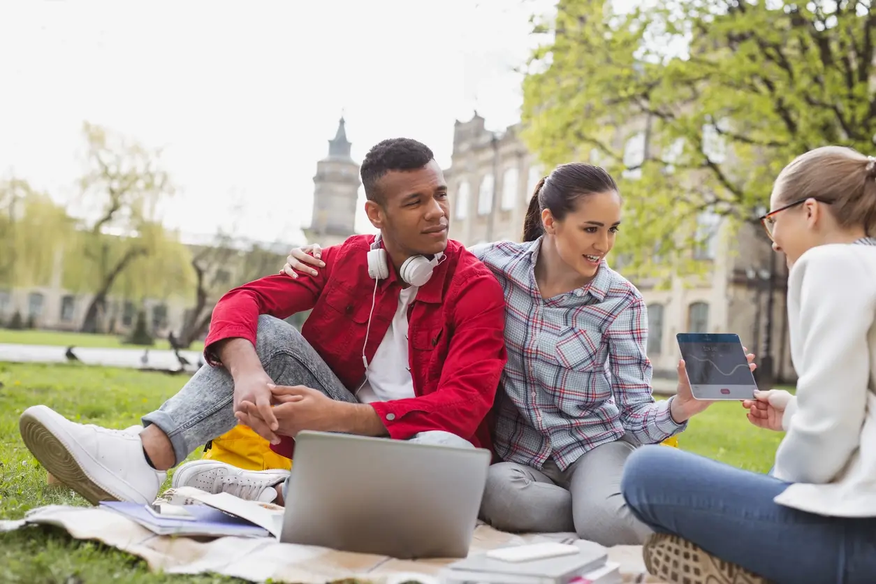 Etudiants devant leur appartement étudiant à Lyon