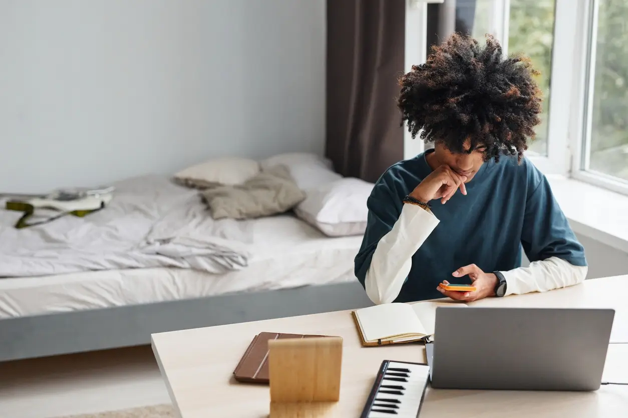 Etudiante dans son appartement étudiant à Lyon
