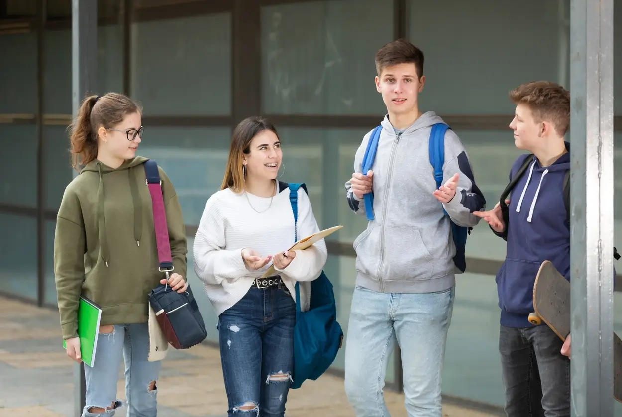 Etudiants devant leur appartement étudiant à Saint-Denis