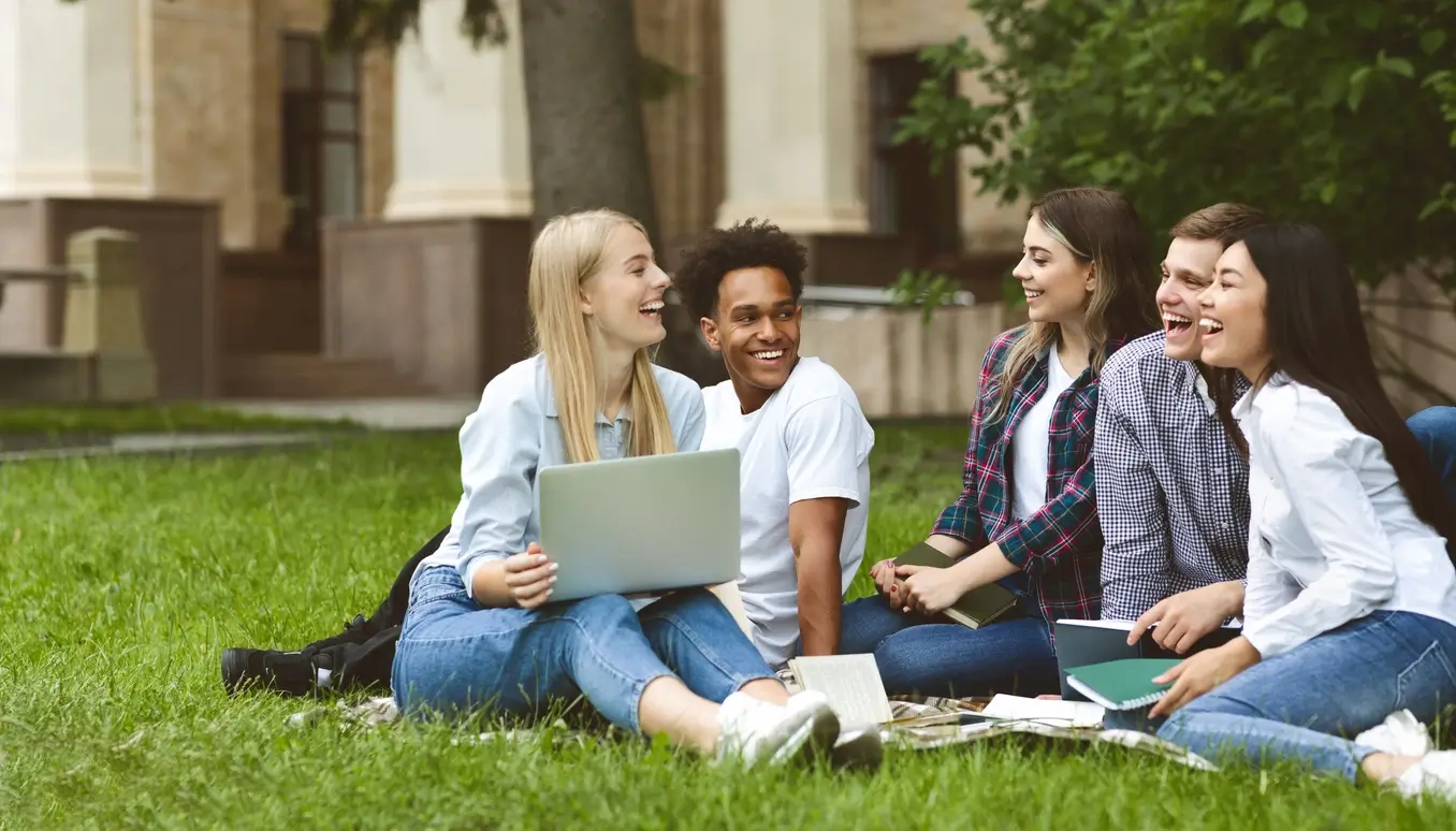Etudiants devant leur logement étudiant proche de l’EDHEC Lille 