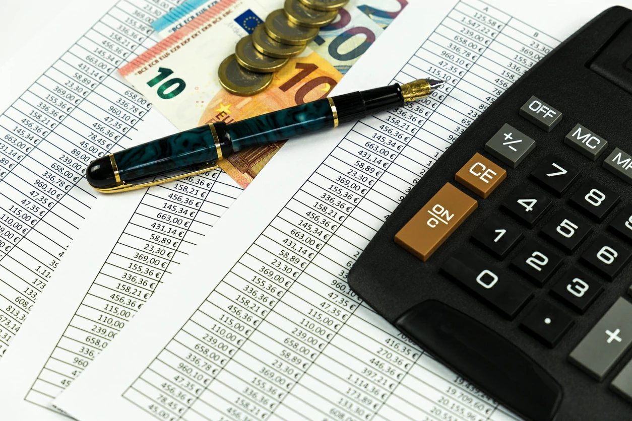 Dossier financier, billets et pièces en euros et calculatrice
