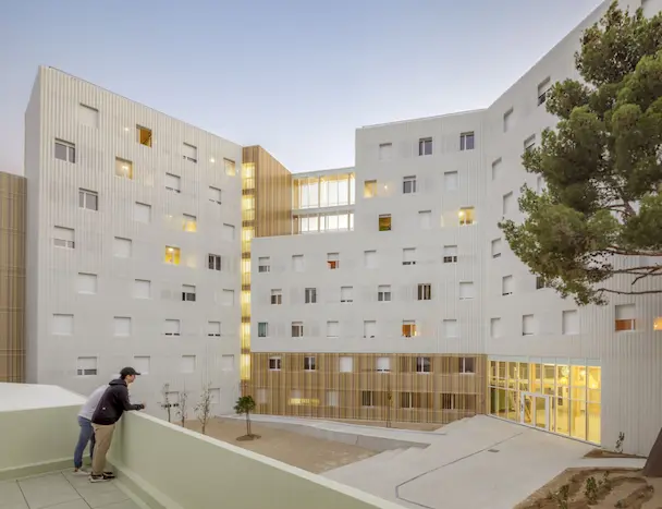 Façade d’une résidence étudiante sociale moderne avec cour intérieure — logements étudiants collectifs et services.