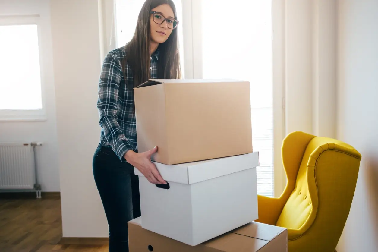 étudiante qui emménage dans sa nouvelle résidence étudiante à Mulhouse