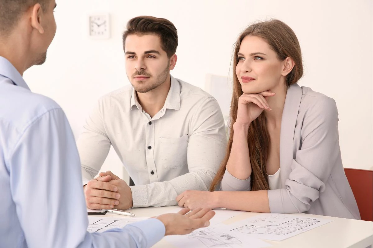 Couple qui écoute un professionnel de l'immobilier