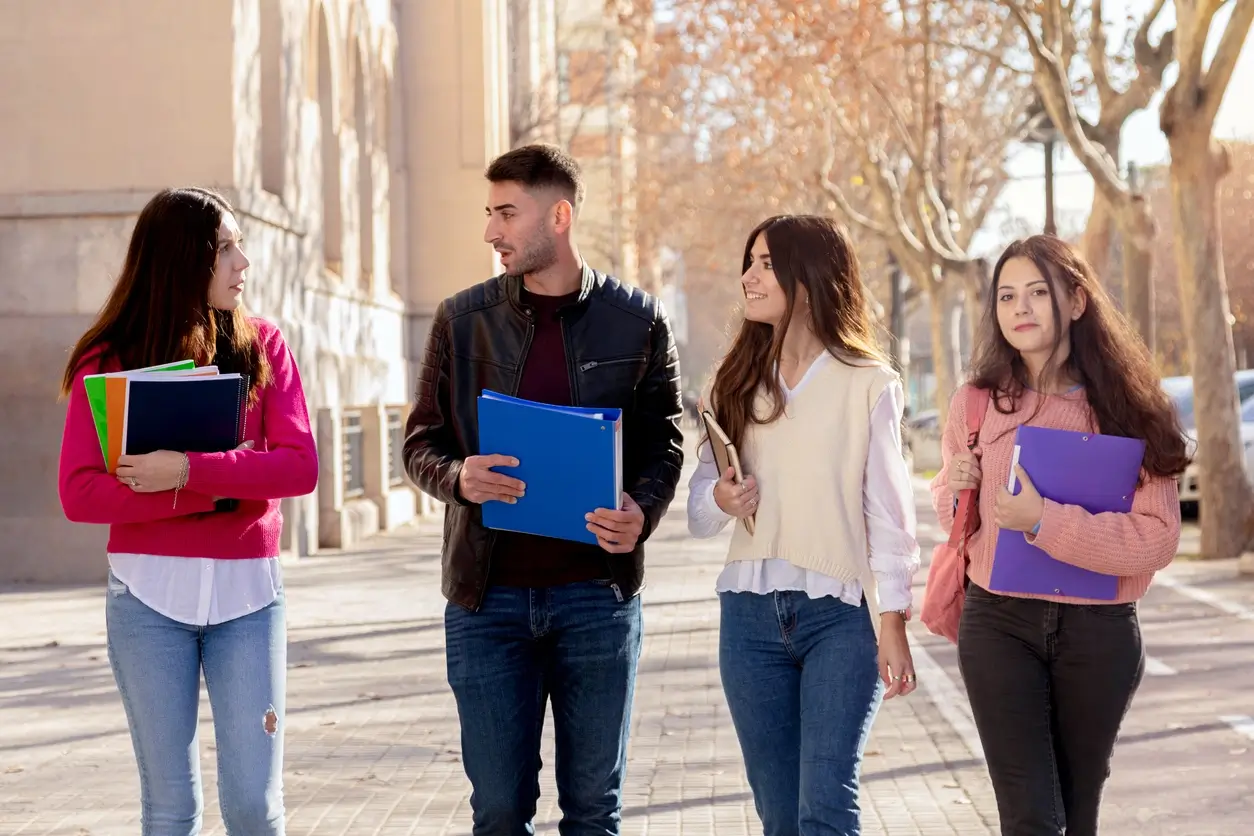 Etudiants devant le CROUS de Grenoble