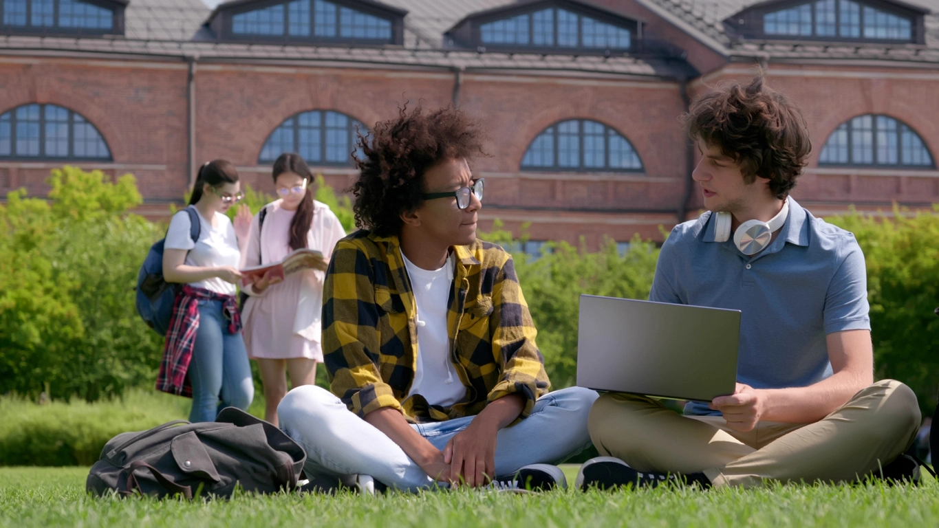 Etudiants devant le CROUS de Strasbourg