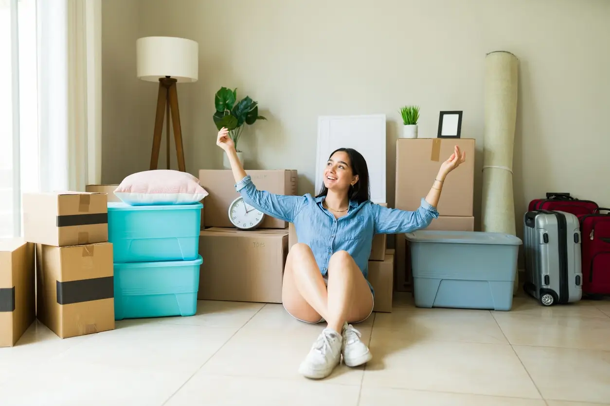 Etudiante intégrant son logement en résidence étudiante à Limoges
