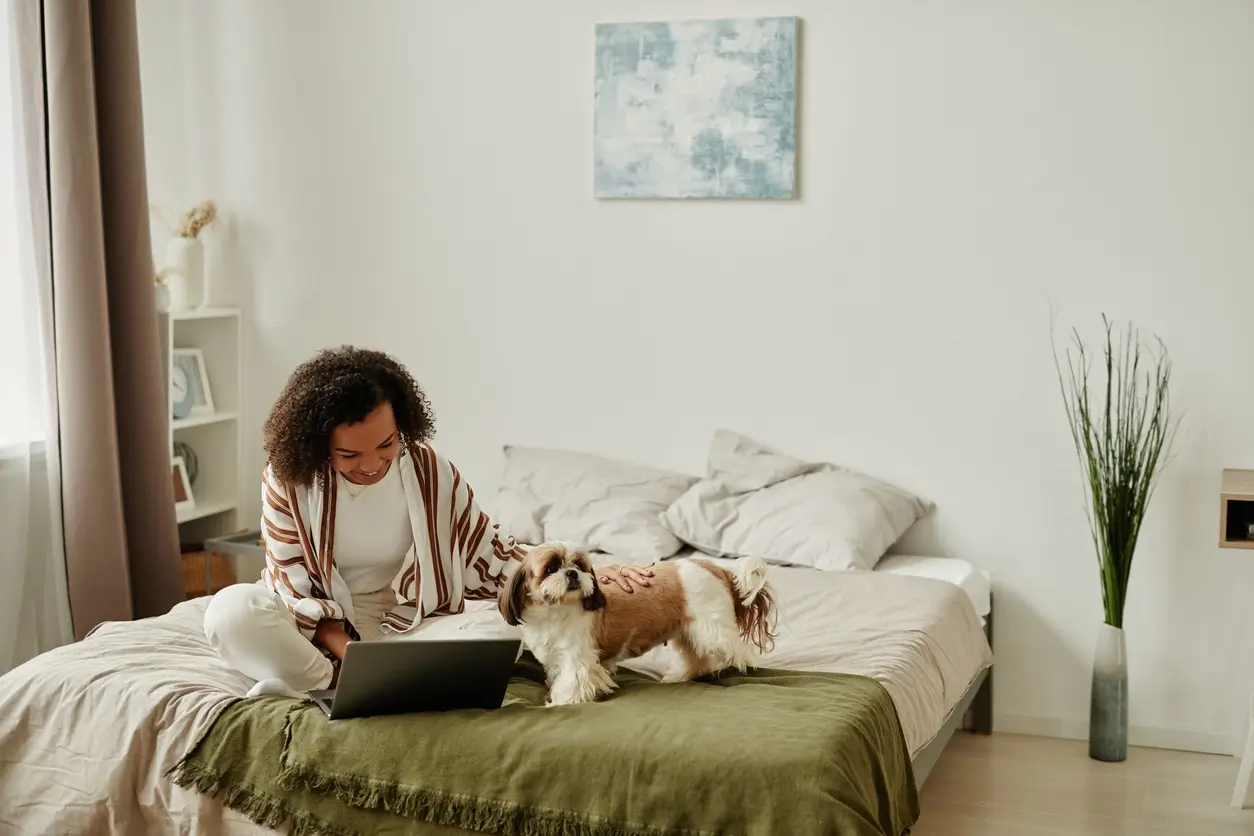 Etudiante dans son appartement étudiant à Cergy