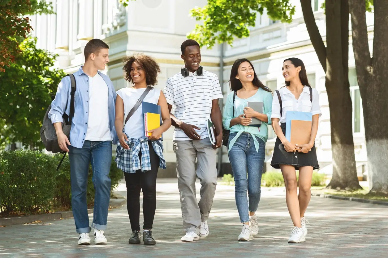 Etudiants devant leur logement CROUS à Clermont-ferrand