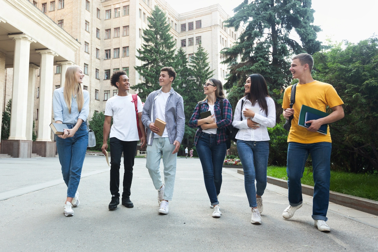 Etudiants allant rejoindre leur appartement étudiant à Angers