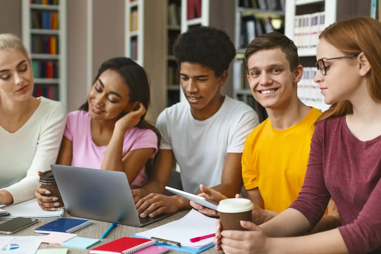 Etudiants se réunissant dans la salle du CROUS de l a Rochelle