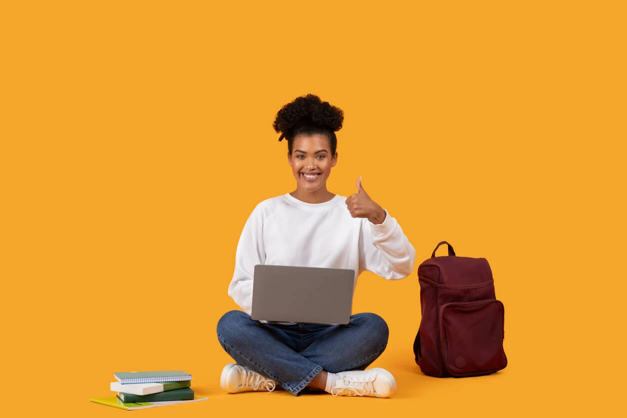 Jeune étudiante assise avec un ordinateur portable