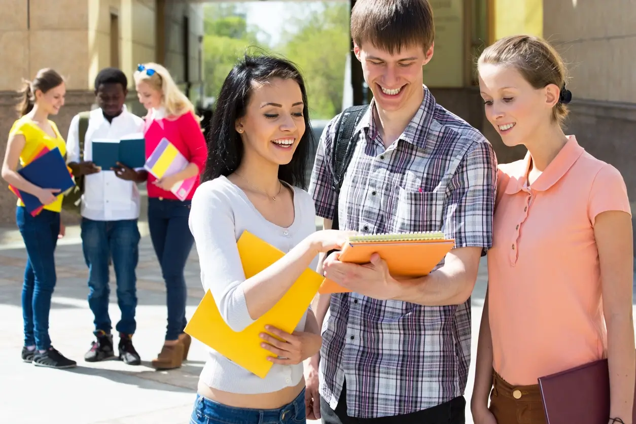 Etudiants devant le CROUS de Nice