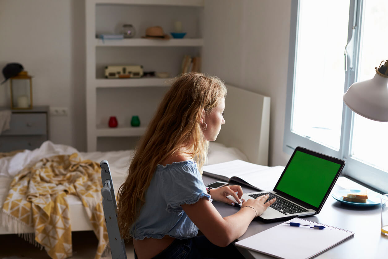 Etudiante révisant dans son appartement étudiant à La Rochelle