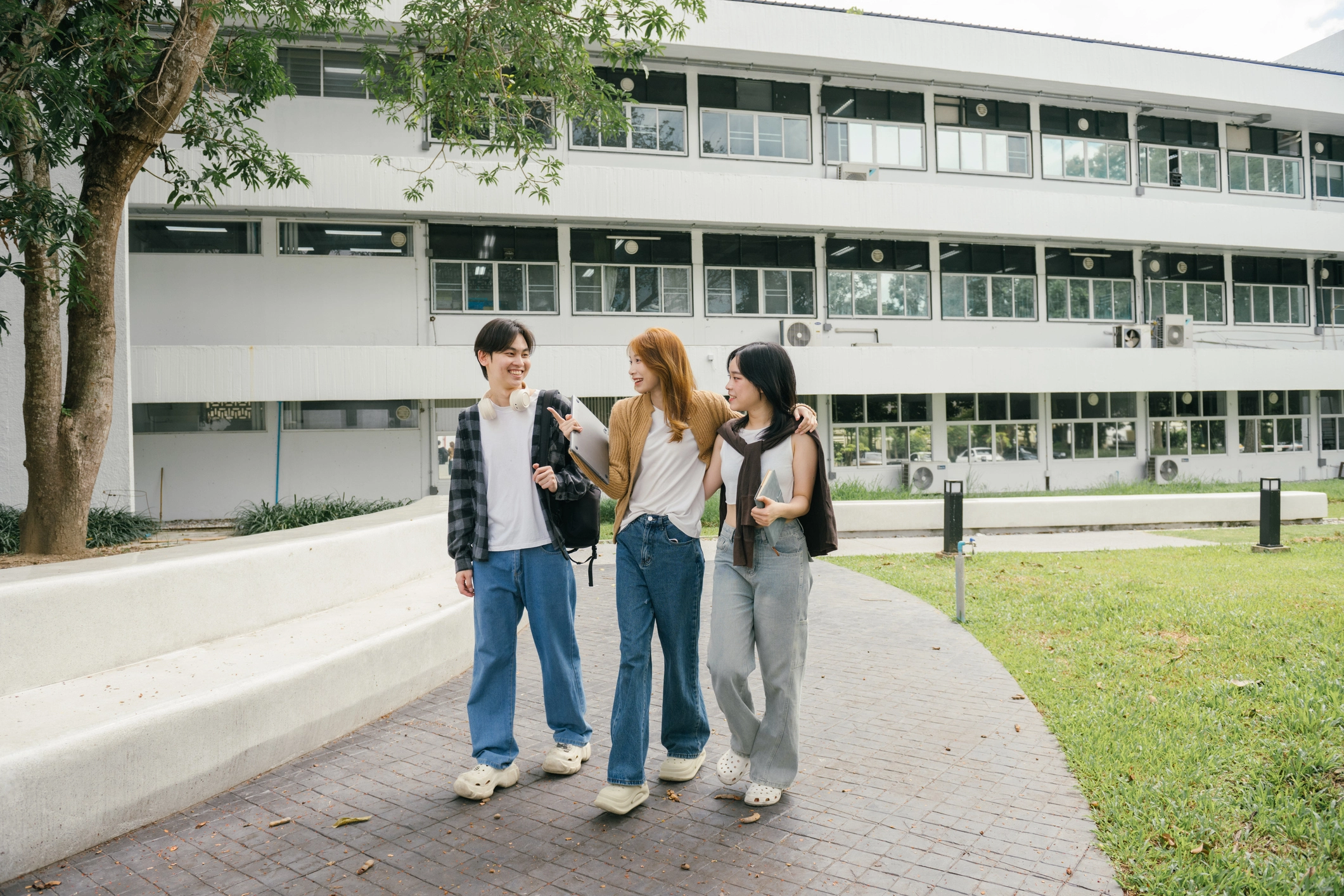 Etudiant quittant leur appartement étudiant à Rouen pour rejoindre l'université