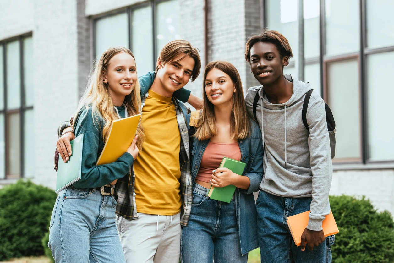Etudiants devant leur location étudiante à Saint-Etienne