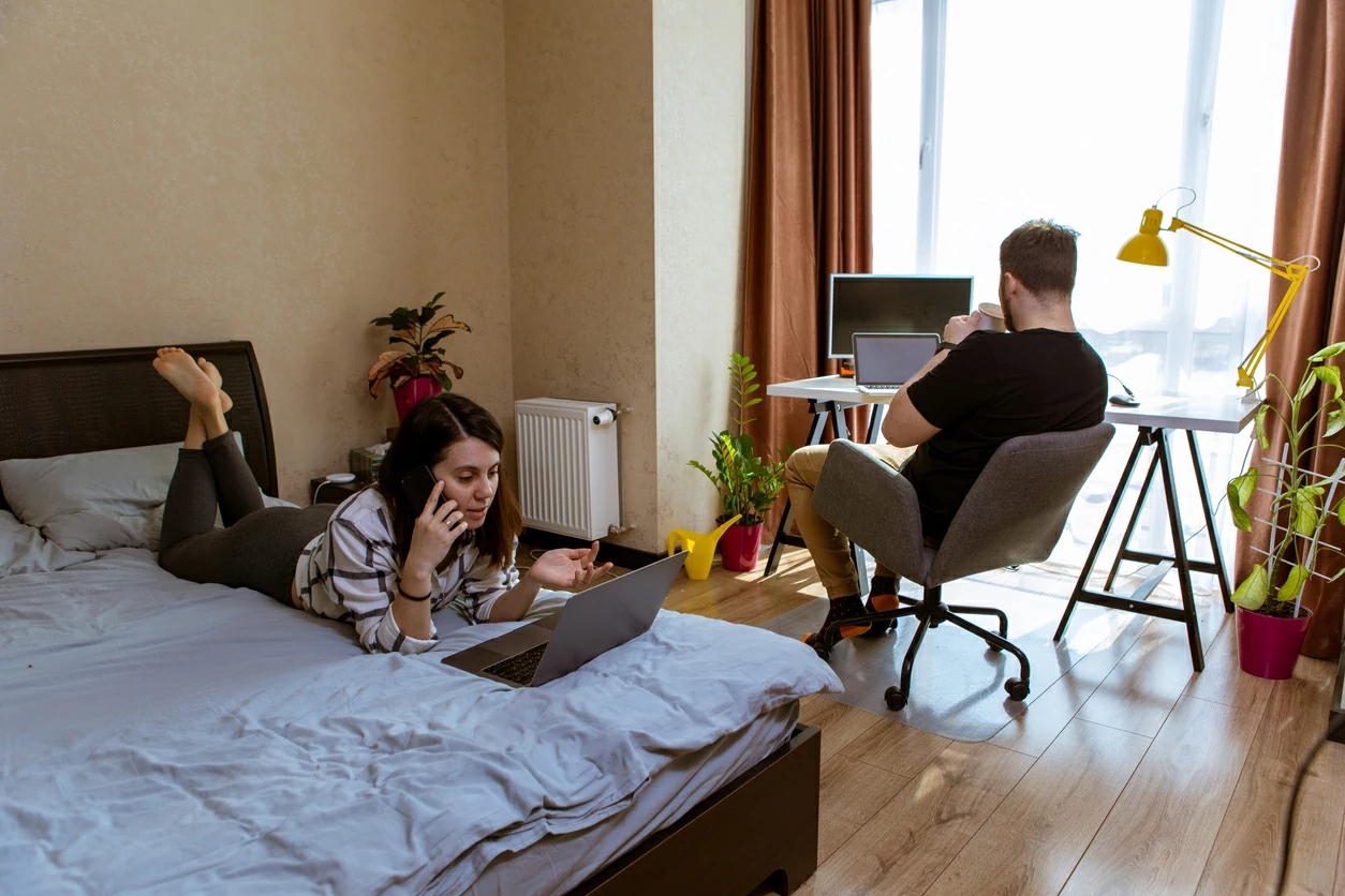 Deux personnes dans une chambre