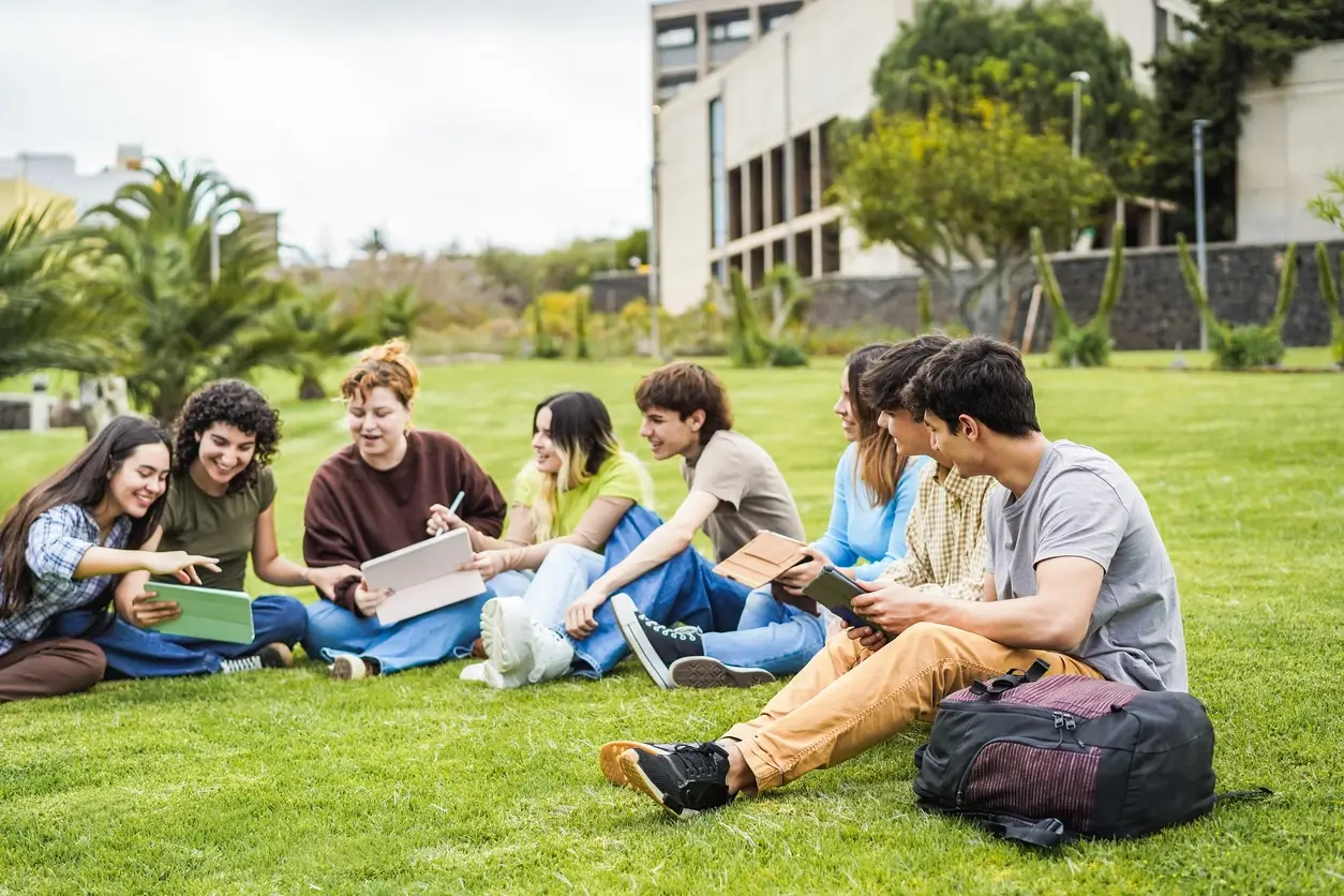 Etudiant devant leur logement étudiant à Rennes