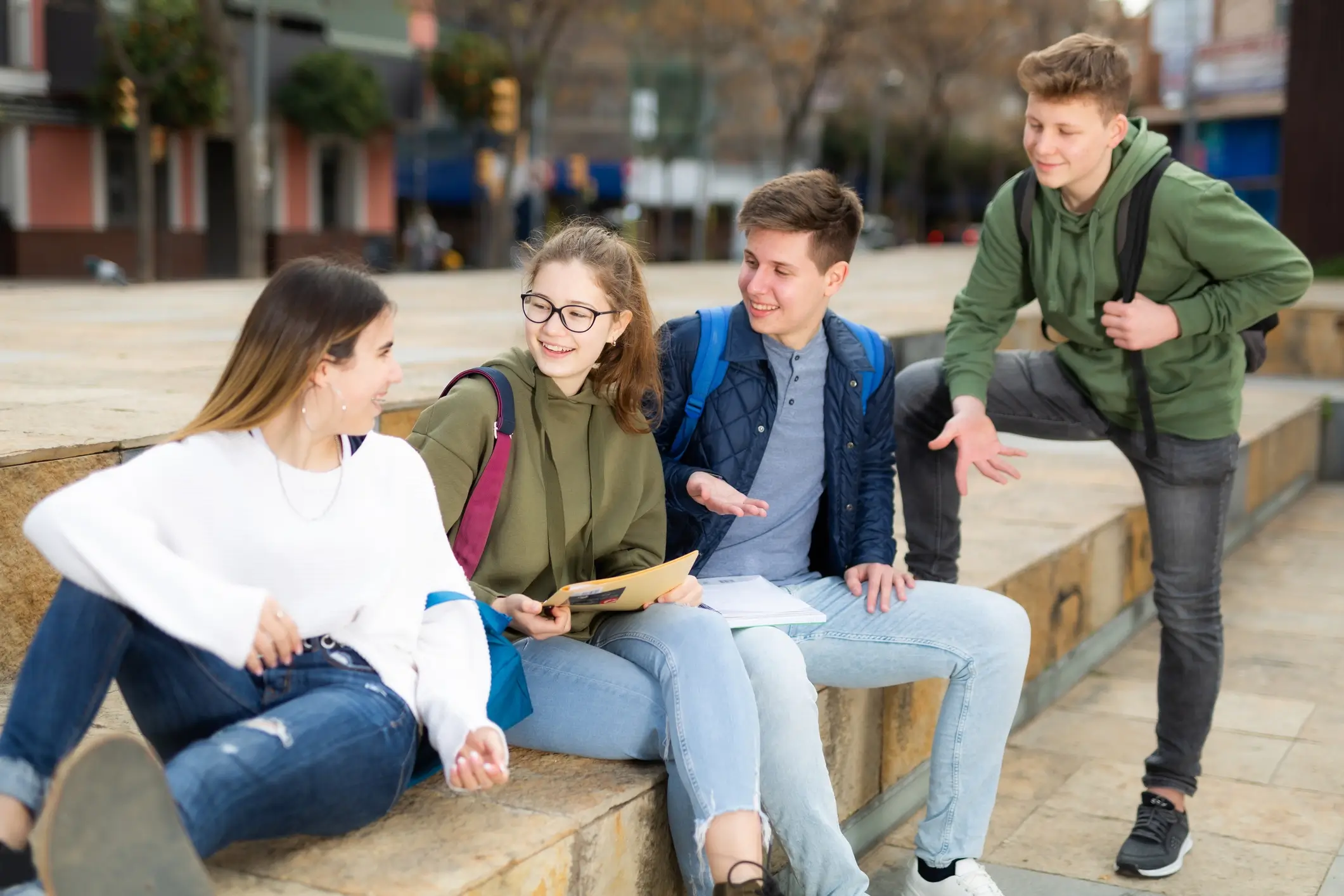 Etudiants devant leur logement étudiant à Bordeaux
