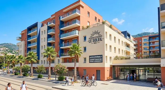 Photographie d'extérieur de la moderne résidence étudiante "Le Soleil" à Nice, affichant le panneau "LOGEMENT ÉTUDIANT NICE