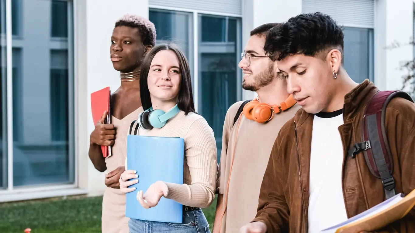 Les étudiants rentrent dans leur logement étudiant à Lyon
