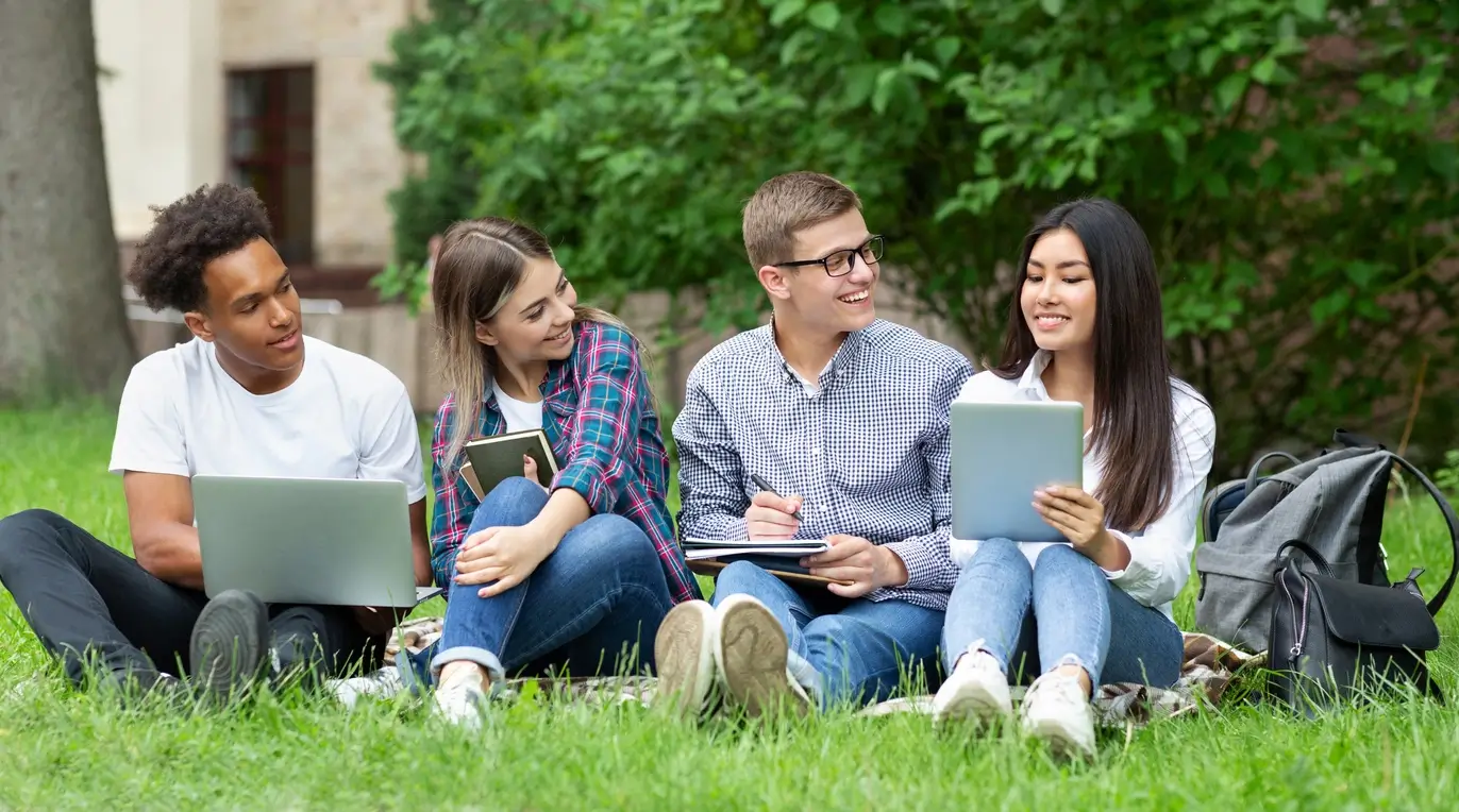 Etudiants devant le CROUS d'Orléans
