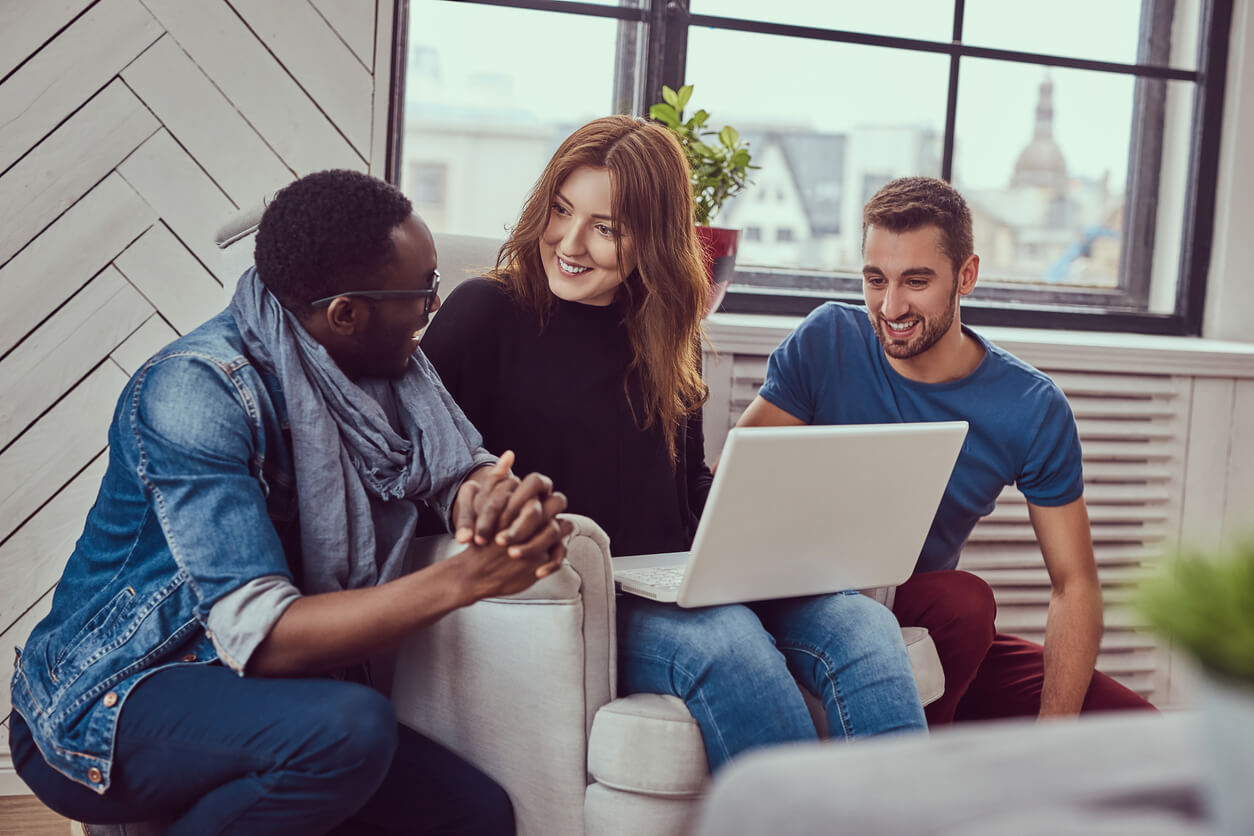 trois étudiants qui discutent dans un espace commun, montrant la convivialité et le partage dans les résidences universitaires de CROUS Paris 