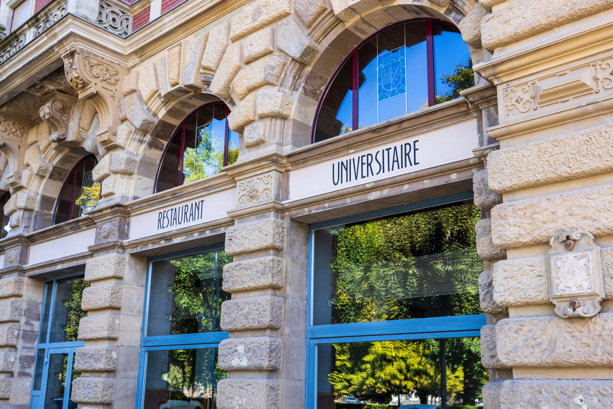 Bâtiment de restauration du Crous, on voit l'inscription restaurant universitaire, l'un des bâtiments du CROUS Paris et celui de différentes villes de France