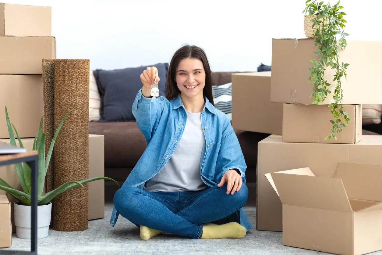 Etudiante qui découvre la première fois son logement en résidence étudiante à Clermont-Ferrand