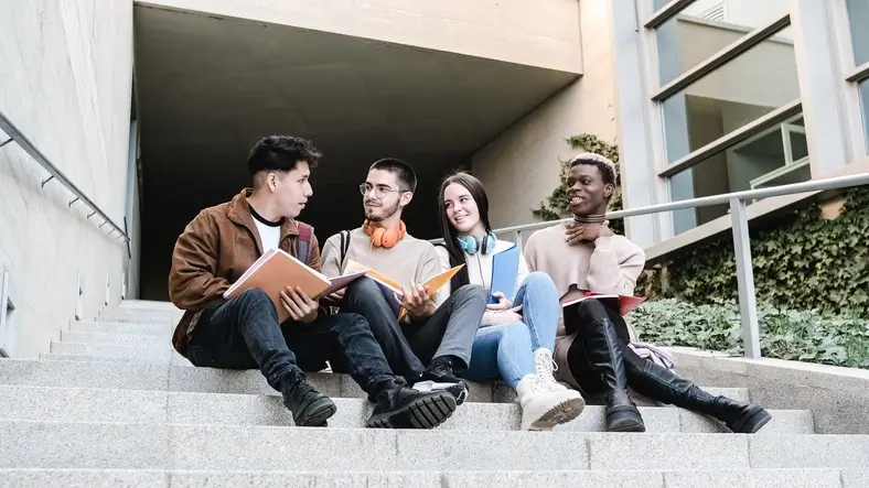 Etudiants devant leur location étudiante à Aix-en-Provence