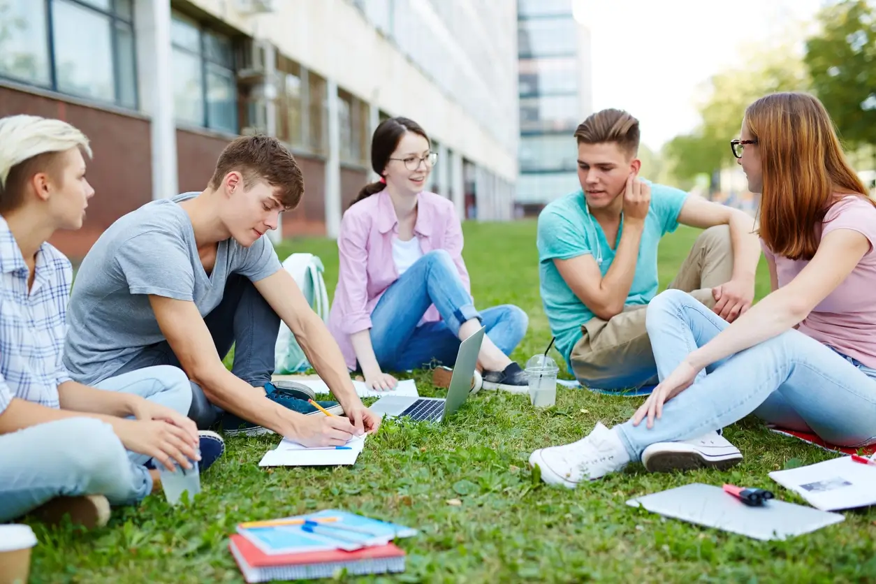 Etudiants se réunissant devant leur location étudiante à Bordeaux