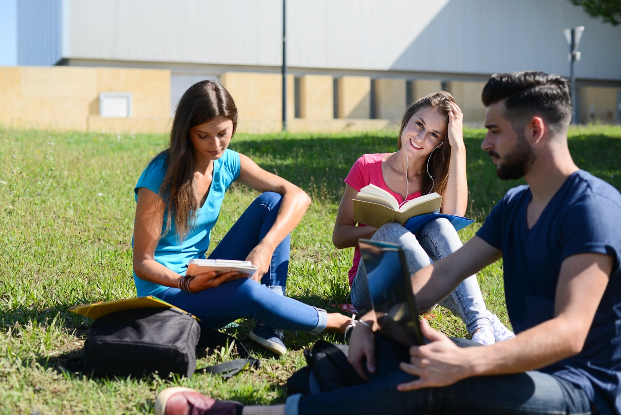 Etudiants devant leur FJT à Lyon