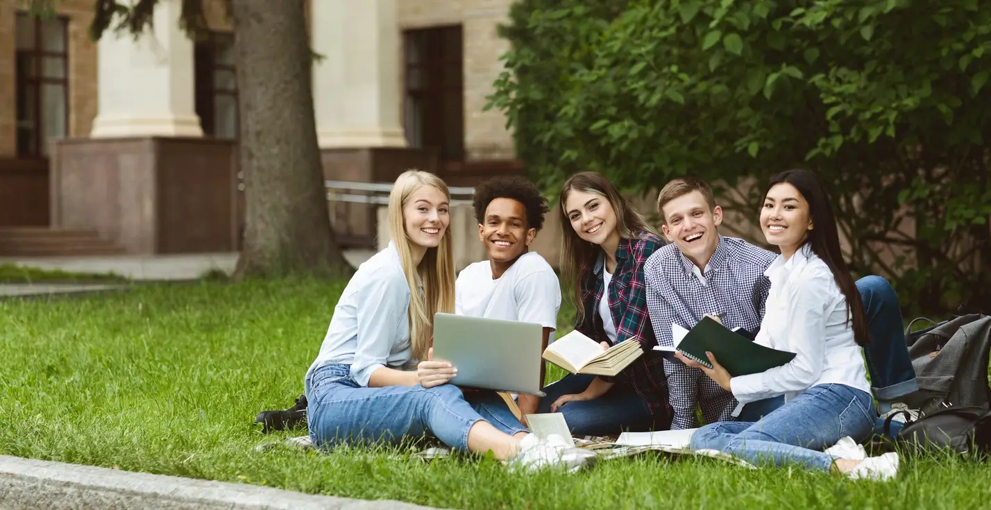 Etudiants qui vont rejoindre leur appartement étudiant à Cergy