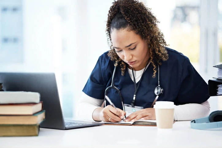 Une étudiante en médecine qui consulte des documents.