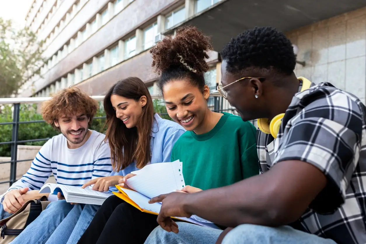 Etudiants devant logement CROUS à Roubaix