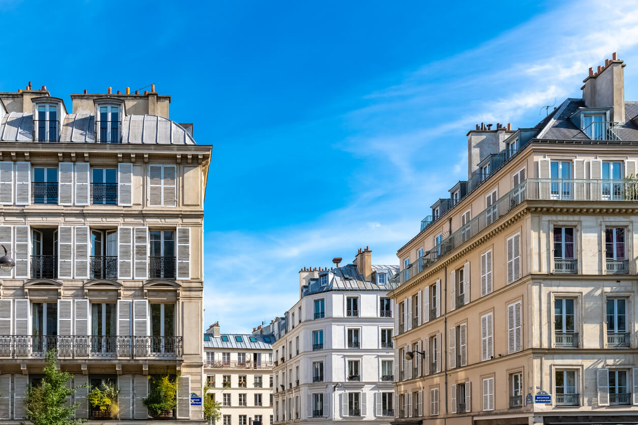 Image d'un beau quartier parisien, vue sur des immeubles typiques, démontrant l'attractivité de la résidence étudiante Paris 13 auprès des jeunes